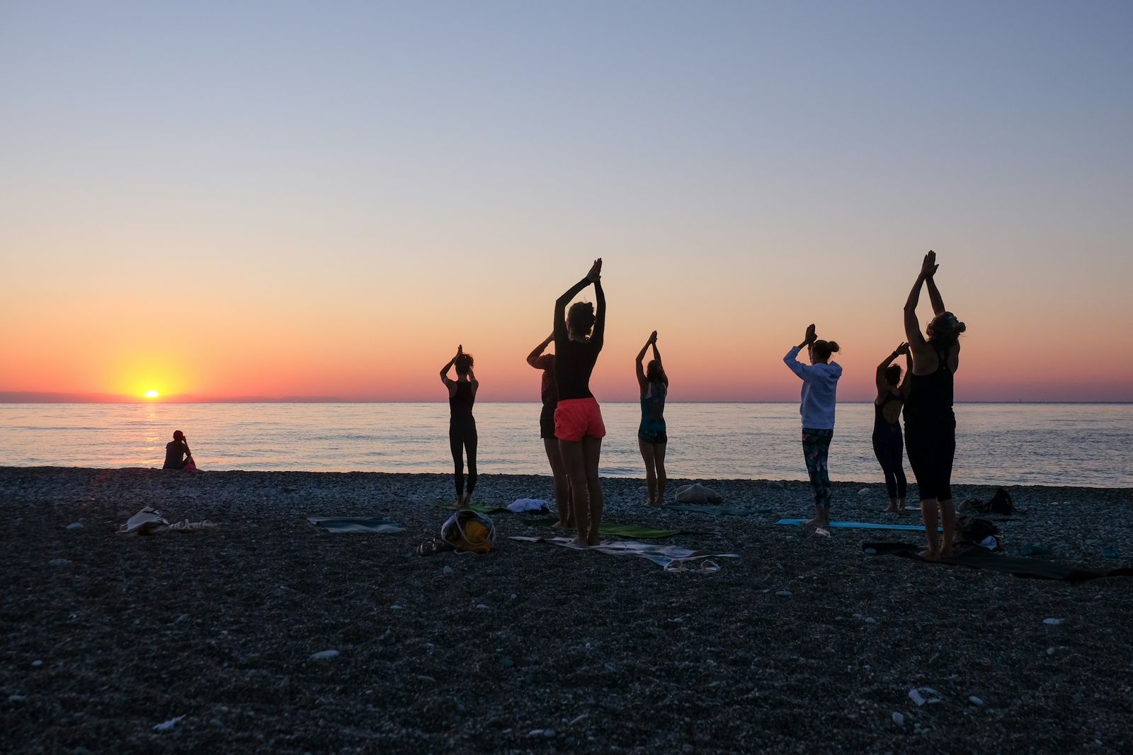 Yoga en la playa al atardecer